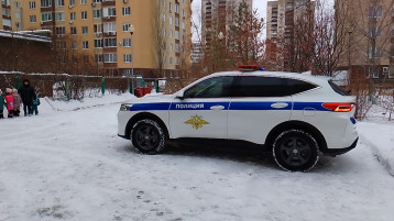В наш центр развития ребёнка –детский сад №200 16 декабря 2024 года заехала патрульно-постовая машина для проведения профилактического мероприятия по обеспечению детской безопасности на улицах и дорогах нашего города и состоялась встреча ребят с инспекторами полка ДПС Госавтоинспекции Управления МВД России по гор. Саратову. Гости приехали на служебной машине и напомнили детям о правилах безопасного поведения на дорогах, о том, что в машине дети должны находиться в детском кресле. Рассказали о том, где и как нужно ездить на велосипеде. На протяжении всей встречи ребята внимательно слушали старшего инспектора отделения ИАЗ полка ДПС Госавтоинспекции Управления МВД России по гор. Саратову капитана полиции Холобаеву Екатерину Алексеевна и Врио заместителя командира 2 батальона полка ДПС Госавтоинспекции Управления МВД России по гор Саратову капитана полиции Фролова Никиту Алексеевича а и даже задавали интересующие вопросы. Сотрудник полка ДПС продемонстрировали ребятам патрульный автомобиль, на котором ежедневно несут службу дорожные полицейские. Никита Алексеевич показал в действии специальные звуковые и световые устройства, которыми оборудован служебный транспорт. А в завершении, сотрудники полка ДПС разрешили ребятам посидеть в своей машине и даже попробовать себя в роли инспектора. Каждый желающий не только смог посидеть в автомобиле, но и призвать прохожих к соблюдению Правил дорожного движения через громкоговорящее устройство. Мероприятие очень понравилось дошкольникам. В завершении встречи многие ребята выразили желание стать инспекторами полка ДПС, а также пообещали никогда не нарушать Правила дорожного движения. В наш центр развития ребёнка –детский сад №200 16 декабря 2024 года заехала патрульно-постовая машина для проведения профилактического мероприятия по обеспечению детской безопасности на улицах и дорогах нашего города и состоялась встреча ребят с инспекторами полка ДПС Госавтоинспекции Управления МВД России по гор. Саратову. Гости приехали на служебной машине и напомнили детям о правилах безопасного поведения на дорогах, о том, что в машине дети должны находиться в детском кресле. Рассказали о том, где и как нужно ездить на велосипеде. На протяжении всей встречи ребята внимательно слушали старшего инспектора отделения ИАЗ полка ДПС Госавтоинспекции Управления МВД России по гор. Саратову капитана полиции Холобаеву Екатерину Алексеевна и Врио заместителя командира 2 батальона полка ДПС Госавтоинспекции Управления МВД России по гор Саратову капитана полиции Фролова Никиту Алексеевича а и даже задавали интересующие вопросы. Сотрудник полка ДПС продемонстрировали ребятам патрульный автомобиль, на котором ежедневно несут службу дорожные полицейские. Никита Алексеевич показал в действии специальные звуковые и световые устройства, которыми оборудован служебный транспорт. А в завершении, сотрудники полка ДПС разрешили ребятам посидеть в своей машине и даже попробовать себя в роли инспектора. Каждый желающий не только смог посидеть в автомобиле, но и призвать прохожих к соблюдению Правил дорожного движения через громкоговорящее устройство. Мероприятие очень понравилось дошкольникам. В завершении встречи многие ребята выразили желание стать инспекторами полка ДПС, а также пообещали никогда не нарушать Правила дорожного движения. .