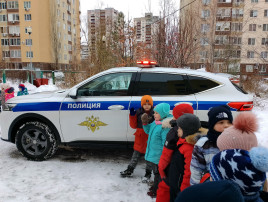 В наш центр развития ребёнка –детский сад №200 16 декабря 2024 года заехала патрульно-постовая машина для проведения профилактического мероприятия по обеспечению детской безопасности на улицах и дорогах нашего города и состоялась встреча ребят с инспекторами полка ДПС Госавтоинспекции Управления МВД России по гор. Саратову. Гости приехали на служебной машине и напомнили детям о правилах безопасного поведения на дорогах, о том, что в машине дети должны находиться в детском кресле. Рассказали о том, где и как нужно ездить на велосипеде. На протяжении всей встречи ребята внимательно слушали старшего инспектора отделения ИАЗ полка ДПС Госавтоинспекции Управления МВД России по гор. Саратову капитана полиции Холобаеву Екатерину Алексеевна и Врио заместителя командира 2 батальона полка ДПС Госавтоинспекции Управления МВД России по гор Саратову капитана полиции Фролова Никиту Алексеевича а и даже задавали интересующие вопросы. Сотрудник полка ДПС продемонстрировали ребятам патрульный автомобиль, на котором ежедневно несут службу дорожные полицейские. Никита Алексеевич показал в действии специальные звуковые и световые устройства, которыми оборудован служебный транспорт. А в завершении, сотрудники полка ДПС разрешили ребятам посидеть в своей машине и даже попробовать себя в роли инспектора. Каждый желающий не только смог посидеть в автомобиле, но и призвать прохожих к соблюдению Правил дорожного движения через громкоговорящее устройство. Мероприятие очень понравилось дошкольникам. В завершении встречи многие ребята выразили желание стать инспекторами полка ДПС, а также пообещали никогда не нарушать Правила дорожного движения. В наш центр развития ребёнка –детский сад №200 16 декабря 2024 года заехала патрульно-постовая машина для проведения профилактического мероприятия по обеспечению детской безопасности на улицах и дорогах нашего города и состоялась встреча ребят с инспекторами полка ДПС Госавтоинспекции Управления МВД России по гор. Саратову. Гости приехали на служебной машине и напомнили детям о правилах безопасного поведения на дорогах, о том, что в машине дети должны находиться в детском кресле. Рассказали о том, где и как нужно ездить на велосипеде. На протяжении всей встречи ребята внимательно слушали старшего инспектора отделения ИАЗ полка ДПС Госавтоинспекции Управления МВД России по гор. Саратову капитана полиции Холобаеву Екатерину Алексеевна и Врио заместителя командира 2 батальона полка ДПС Госавтоинспекции Управления МВД России по гор Саратову капитана полиции Фролова Никиту Алексеевича а и даже задавали интересующие вопросы. Сотрудник полка ДПС продемонстрировали ребятам патрульный автомобиль, на котором ежедневно несут службу дорожные полицейские. Никита Алексеевич показал в действии специальные звуковые и световые устройства, которыми оборудован служебный транспорт. А в завершении, сотрудники полка ДПС разрешили ребятам посидеть в своей машине и даже попробовать себя в роли инспектора. Каждый желающий не только смог посидеть в автомобиле, но и призвать прохожих к соблюдению Правил дорожного движения через громкоговорящее устройство. Мероприятие очень понравилось дошкольникам. В завершении встречи многие ребята выразили желание стать инспекторами полка ДПС, а также пообещали никогда не нарушать Правила дорожного движения. .