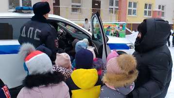 В наш центр развития ребёнка –детский сад №200 16 декабря 2024 года заехала патрульно-постовая машина для проведения профилактического мероприятия по обеспечению детской безопасности на улицах и дорогах нашего города и состоялась встреча ребят с инспекторами полка ДПС Госавтоинспекции Управления МВД России по гор. Саратову. Гости приехали на служебной машине и напомнили детям о правилах безопасного поведения на дорогах, о том, что в машине дети должны находиться в детском кресле. Рассказали о том, где и как нужно ездить на велосипеде. На протяжении всей встречи ребята внимательно слушали старшего инспектора отделения ИАЗ полка ДПС Госавтоинспекции Управления МВД России по гор. Саратову капитана полиции Холобаеву Екатерину Алексеевна и Врио заместителя командира 2 батальона полка ДПС Госавтоинспекции Управления МВД России по гор Саратову капитана полиции Фролова Никиту Алексеевича а и даже задавали интересующие вопросы. Сотрудник полка ДПС продемонстрировали ребятам патрульный автомобиль, на котором ежедневно несут службу дорожные полицейские. Никита Алексеевич показал в действии специальные звуковые и световые устройства, которыми оборудован служебный транспорт. А в завершении, сотрудники полка ДПС разрешили ребятам посидеть в своей машине и даже попробовать себя в роли инспектора. Каждый желающий не только смог посидеть в автомобиле, но и призвать прохожих к соблюдению Правил дорожного движения через громкоговорящее устройство. Мероприятие очень понравилось дошкольникам. В завершении встречи многие ребята выразили желание стать инспекторами полка ДПС, а также пообещали никогда не нарушать Правила дорожного движения. В наш центр развития ребёнка –детский сад №200 16 декабря 2024 года заехала патрульно-постовая машина для проведения профилактического мероприятия по обеспечению детской безопасности на улицах и дорогах нашего города и состоялась встреча ребят с инспекторами полка ДПС Госавтоинспекции Управления МВД России по гор. Саратову. Гости приехали на служебной машине и напомнили детям о правилах безопасного поведения на дорогах, о том, что в машине дети должны находиться в детском кресле. Рассказали о том, где и как нужно ездить на велосипеде. На протяжении всей встречи ребята внимательно слушали старшего инспектора отделения ИАЗ полка ДПС Госавтоинспекции Управления МВД России по гор. Саратову капитана полиции Холобаеву Екатерину Алексеевна и Врио заместителя командира 2 батальона полка ДПС Госавтоинспекции Управления МВД России по гор Саратову капитана полиции Фролова Никиту Алексеевича а и даже задавали интересующие вопросы. Сотрудник полка ДПС продемонстрировали ребятам патрульный автомобиль, на котором ежедневно несут службу дорожные полицейские. Никита Алексеевич показал в действии специальные звуковые и световые устройства, которыми оборудован служебный транспорт. А в завершении, сотрудники полка ДПС разрешили ребятам посидеть в своей машине и даже попробовать себя в роли инспектора. Каждый желающий не только смог посидеть в автомобиле, но и призвать прохожих к соблюдению Правил дорожного движения через громкоговорящее устройство. Мероприятие очень понравилось дошкольникам. В завершении встречи многие ребята выразили желание стать инспекторами полка ДПС, а также пообещали никогда не нарушать Правила дорожного движения. .