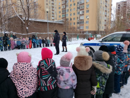 В наш центр развития ребёнка –детский сад №200 16 декабря 2024 года заехала патрульно-постовая машина для проведения профилактического мероприятия по обеспечению детской безопасности на улицах и дорогах нашего города и состоялась встреча ребят с инспекторами полка ДПС Госавтоинспекции Управления МВД России по гор. Саратову. Гости приехали на служебной машине и напомнили детям о правилах безопасного поведения на дорогах, о том, что в машине дети должны находиться в детском кресле. Рассказали о том, где и как нужно ездить на велосипеде. На протяжении всей встречи ребята внимательно слушали старшего инспектора отделения ИАЗ полка ДПС Госавтоинспекции Управления МВД России по гор. Саратову капитана полиции Холобаеву Екатерину Алексеевна и Врио заместителя командира 2 батальона полка ДПС Госавтоинспекции Управления МВД России по гор Саратову капитана полиции Фролова Никиту Алексеевича а и даже задавали интересующие вопросы. Сотрудник полка ДПС продемонстрировали ребятам патрульный автомобиль, на котором ежедневно несут службу дорожные полицейские. Никита Алексеевич показал в действии специальные звуковые и световые устройства, которыми оборудован служебный транспорт. А в завершении, сотрудники полка ДПС разрешили ребятам посидеть в своей машине и даже попробовать себя в роли инспектора. Каждый желающий не только смог посидеть в автомобиле, но и призвать прохожих к соблюдению Правил дорожного движения через громкоговорящее устройство. Мероприятие очень понравилось дошкольникам. В завершении встречи многие ребята выразили желание стать инспекторами полка ДПС, а также пообещали никогда не нарушать Правила дорожного движения. В наш центр развития ребёнка –детский сад №200 16 декабря 2024 года заехала патрульно-постовая машина для проведения профилактического мероприятия по обеспечению детской безопасности на улицах и дорогах нашего города и состоялась встреча ребят с инспекторами полка ДПС Госавтоинспекции Управления МВД России по гор. Саратову. Гости приехали на служебной машине и напомнили детям о правилах безопасного поведения на дорогах, о том, что в машине дети должны находиться в детском кресле. Рассказали о том, где и как нужно ездить на велосипеде. На протяжении всей встречи ребята внимательно слушали старшего инспектора отделения ИАЗ полка ДПС Госавтоинспекции Управления МВД России по гор. Саратову капитана полиции Холобаеву Екатерину Алексеевна и Врио заместителя командира 2 батальона полка ДПС Госавтоинспекции Управления МВД России по гор Саратову капитана полиции Фролова Никиту Алексеевича а и даже задавали интересующие вопросы. Сотрудник полка ДПС продемонстрировали ребятам патрульный автомобиль, на котором ежедневно несут службу дорожные полицейские. Никита Алексеевич показал в действии специальные звуковые и световые устройства, которыми оборудован служебный транспорт. А в завершении, сотрудники полка ДПС разрешили ребятам посидеть в своей машине и даже попробовать себя в роли инспектора. Каждый желающий не только смог посидеть в автомобиле, но и призвать прохожих к соблюдению Правил дорожного движения через громкоговорящее устройство. Мероприятие очень понравилось дошкольникам. В завершении встречи многие ребята выразили желание стать инспекторами полка ДПС, а также пообещали никогда не нарушать Правила дорожного движения. .