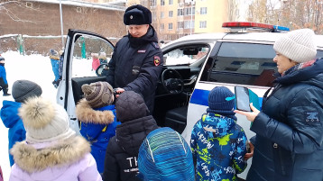 В наш центр развития ребёнка –детский сад №200 16 декабря 2024 года заехала патрульно-постовая машина для проведения профилактического мероприятия по обеспечению детской безопасности на улицах и дорогах нашего города и состоялась встреча ребят с инспекторами полка ДПС Госавтоинспекции Управления МВД России по гор. Саратову. Гости приехали на служебной машине и напомнили детям о правилах безопасного поведения на дорогах, о том, что в машине дети должны находиться в детском кресле. Рассказали о том, где и как нужно ездить на велосипеде. На протяжении всей встречи ребята внимательно слушали старшего инспектора отделения ИАЗ полка ДПС Госавтоинспекции Управления МВД России по гор. Саратову капитана полиции Холобаеву Екатерину Алексеевна и Врио заместителя командира 2 батальона полка ДПС Госавтоинспекции Управления МВД России по гор Саратову капитана полиции Фролова Никиту Алексеевича а и даже задавали интересующие вопросы. Сотрудник полка ДПС продемонстрировали ребятам патрульный автомобиль, на котором ежедневно несут службу дорожные полицейские. Никита Алексеевич показал в действии специальные звуковые и световые устройства, которыми оборудован служебный транспорт. А в завершении, сотрудники полка ДПС разрешили ребятам посидеть в своей машине и даже попробовать себя в роли инспектора. Каждый желающий не только смог посидеть в автомобиле, но и призвать прохожих к соблюдению Правил дорожного движения через громкоговорящее устройство. Мероприятие очень понравилось дошкольникам. В завершении встречи многие ребята выразили желание стать инспекторами полка ДПС, а также пообещали никогда не нарушать Правила дорожного движения. В наш центр развития ребёнка –детский сад №200 16 декабря 2024 года заехала патрульно-постовая машина для проведения профилактического мероприятия по обеспечению детской безопасности на улицах и дорогах нашего города и состоялась встреча ребят с инспекторами полка ДПС Госавтоинспекции Управления МВД России по гор. Саратову. Гости приехали на служебной машине и напомнили детям о правилах безопасного поведения на дорогах, о том, что в машине дети должны находиться в детском кресле. Рассказали о том, где и как нужно ездить на велосипеде. На протяжении всей встречи ребята внимательно слушали старшего инспектора отделения ИАЗ полка ДПС Госавтоинспекции Управления МВД России по гор. Саратову капитана полиции Холобаеву Екатерину Алексеевна и Врио заместителя командира 2 батальона полка ДПС Госавтоинспекции Управления МВД России по гор Саратову капитана полиции Фролова Никиту Алексеевича а и даже задавали интересующие вопросы. Сотрудник полка ДПС продемонстрировали ребятам патрульный автомобиль, на котором ежедневно несут службу дорожные полицейские. Никита Алексеевич показал в действии специальные звуковые и световые устройства, которыми оборудован служебный транспорт. А в завершении, сотрудники полка ДПС разрешили ребятам посидеть в своей машине и даже попробовать себя в роли инспектора. Каждый желающий не только смог посидеть в автомобиле, но и призвать прохожих к соблюдению Правил дорожного движения через громкоговорящее устройство. Мероприятие очень понравилось дошкольникам. В завершении встречи многие ребята выразили желание стать инспекторами полка ДПС, а также пообещали никогда не нарушать Правила дорожного движения. .