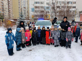 В наш центр развития ребёнка –детский сад №200 16 декабря 2024 года заехала патрульно-постовая машина для проведения профилактического мероприятия по обеспечению детской безопасности на улицах и дорогах нашего города и состоялась встреча ребят с инспекторами полка ДПС Госавтоинспекции Управления МВД России по гор. Саратову. Гости приехали на служебной машине и напомнили детям о правилах безопасного поведения на дорогах, о том, что в машине дети должны находиться в детском кресле. Рассказали о том, где и как нужно ездить на велосипеде. На протяжении всей встречи ребята внимательно слушали старшего инспектора отделения ИАЗ полка ДПС Госавтоинспекции Управления МВД России по гор. Саратову капитана полиции Холобаеву Екатерину Алексеевна и Врио заместителя командира 2 батальона полка ДПС Госавтоинспекции Управления МВД России по гор Саратову капитана полиции Фролова Никиту Алексеевича а и даже задавали интересующие вопросы. Сотрудник полка ДПС продемонстрировали ребятам патрульный автомобиль, на котором ежедневно несут службу дорожные полицейские. Никита Алексеевич показал в действии специальные звуковые и световые устройства, которыми оборудован служебный транспорт. А в завершении, сотрудники полка ДПС разрешили ребятам посидеть в своей машине и даже попробовать себя в роли инспектора. Каждый желающий не только смог посидеть в автомобиле, но и призвать прохожих к соблюдению Правил дорожного движения через громкоговорящее устройство. Мероприятие очень понравилось дошкольникам. В завершении встречи многие ребята выразили желание стать инспекторами полка ДПС, а также пообещали никогда не нарушать Правила дорожного движения. В наш центр развития ребёнка –детский сад №200 16 декабря 2024 года заехала патрульно-постовая машина для проведения профилактического мероприятия по обеспечению детской безопасности на улицах и дорогах нашего города и состоялась встреча ребят с инспекторами полка ДПС Госавтоинспекции Управления МВД России по гор. Саратову. Гости приехали на служебной машине и напомнили детям о правилах безопасного поведения на дорогах, о том, что в машине дети должны находиться в детском кресле. Рассказали о том, где и как нужно ездить на велосипеде. На протяжении всей встречи ребята внимательно слушали старшего инспектора отделения ИАЗ полка ДПС Госавтоинспекции Управления МВД России по гор. Саратову капитана полиции Холобаеву Екатерину Алексеевна и Врио заместителя командира 2 батальона полка ДПС Госавтоинспекции Управления МВД России по гор Саратову капитана полиции Фролова Никиту Алексеевича а и даже задавали интересующие вопросы. Сотрудник полка ДПС продемонстрировали ребятам патрульный автомобиль, на котором ежедневно несут службу дорожные полицейские. Никита Алексеевич показал в действии специальные звуковые и световые устройства, которыми оборудован служебный транспорт. А в завершении, сотрудники полка ДПС разрешили ребятам посидеть в своей машине и даже попробовать себя в роли инспектора. Каждый желающий не только смог посидеть в автомобиле, но и призвать прохожих к соблюдению Правил дорожного движения через громкоговорящее устройство. Мероприятие очень понравилось дошкольникам. В завершении встречи многие ребята выразили желание стать инспекторами полка ДПС, а также пообещали никогда не нарушать Правила дорожного движения. .