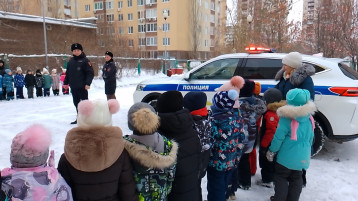 В наш центр развития ребёнка –детский сад №200 16 декабря 2024 года заехала патрульно-постовая машина для проведения профилактического мероприятия по обеспечению детской безопасности на улицах и дорогах нашего города и состоялась встреча ребят с инспекторами полка ДПС Госавтоинспекции Управления МВД России по гор. Саратову. Гости приехали на служебной машине и напомнили детям о правилах безопасного поведения на дорогах, о том, что в машине дети должны находиться в детском кресле. Рассказали о том, где и как нужно ездить на велосипеде. На протяжении всей встречи ребята внимательно слушали старшего инспектора отделения ИАЗ полка ДПС Госавтоинспекции Управления МВД России по гор. Саратову капитана полиции Холобаеву Екатерину Алексеевна и Врио заместителя командира 2 батальона полка ДПС Госавтоинспекции Управления МВД России по гор Саратову капитана полиции Фролова Никиту Алексеевича а и даже задавали интересующие вопросы. Сотрудник полка ДПС продемонстрировали ребятам патрульный автомобиль, на котором ежедневно несут службу дорожные полицейские. Никита Алексеевич показал в действии специальные звуковые и световые устройства, которыми оборудован служебный транспорт. А в завершении, сотрудники полка ДПС разрешили ребятам посидеть в своей машине и даже попробовать себя в роли инспектора. Каждый желающий не только смог посидеть в автомобиле, но и призвать прохожих к соблюдению Правил дорожного движения через громкоговорящее устройство. Мероприятие очень понравилось дошкольникам. В завершении встречи многие ребята выразили желание стать инспекторами полка ДПС, а также пообещали никогда не нарушать Правила дорожного движения. В наш центр развития ребёнка –детский сад №200 16 декабря 2024 года заехала патрульно-постовая машина для проведения профилактического мероприятия по обеспечению детской безопасности на улицах и дорогах нашего города и состоялась встреча ребят с инспекторами полка ДПС Госавтоинспекции Управления МВД России по гор. Саратову. Гости приехали на служебной машине и напомнили детям о правилах безопасного поведения на дорогах, о том, что в машине дети должны находиться в детском кресле. Рассказали о том, где и как нужно ездить на велосипеде. На протяжении всей встречи ребята внимательно слушали старшего инспектора отделения ИАЗ полка ДПС Госавтоинспекции Управления МВД России по гор. Саратову капитана полиции Холобаеву Екатерину Алексеевна и Врио заместителя командира 2 батальона полка ДПС Госавтоинспекции Управления МВД России по гор Саратову капитана полиции Фролова Никиту Алексеевича а и даже задавали интересующие вопросы. Сотрудник полка ДПС продемонстрировали ребятам патрульный автомобиль, на котором ежедневно несут службу дорожные полицейские. Никита Алексеевич показал в действии специальные звуковые и световые устройства, которыми оборудован служебный транспорт. А в завершении, сотрудники полка ДПС разрешили ребятам посидеть в своей машине и даже попробовать себя в роли инспектора. Каждый желающий не только смог посидеть в автомобиле, но и призвать прохожих к соблюдению Правил дорожного движения через громкоговорящее устройство. Мероприятие очень понравилось дошкольникам. В завершении встречи многие ребята выразили желание стать инспекторами полка ДПС, а также пообещали никогда не нарушать Правила дорожного движения. .