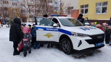 В наш центр развития ребёнка –детский сад №200 16 декабря 2024 года заехала патрульно-постовая машина для проведения профилактического мероприятия по обеспечению детской безопасности на улицах и дорогах нашего города и состоялась встреча ребят с инспекторами полка ДПС Госавтоинспекции Управления МВД России по гор. Саратову. Гости приехали на служебной машине и напомнили детям о правилах безопасного поведения на дорогах, о том, что в машине дети должны находиться в детском кресле. Рассказали о том, где и как нужно ездить на велосипеде. На протяжении всей встречи ребята внимательно слушали старшего инспектора отделения ИАЗ полка ДПС Госавтоинспекции Управления МВД России по гор. Саратову капитана полиции Холобаеву Екатерину Алексеевна и Врио заместителя командира 2 батальона полка ДПС Госавтоинспекции Управления МВД России по гор Саратову капитана полиции Фролова Никиту Алексеевича а и даже задавали интересующие вопросы. Сотрудник полка ДПС продемонстрировали ребятам патрульный автомобиль, на котором ежедневно несут службу дорожные полицейские. Никита Алексеевич показал в действии специальные звуковые и световые устройства, которыми оборудован служебный транспорт. А в завершении, сотрудники полка ДПС разрешили ребятам посидеть в своей машине и даже попробовать себя в роли инспектора. Каждый желающий не только смог посидеть в автомобиле, но и призвать прохожих к соблюдению Правил дорожного движения через громкоговорящее устройство. Мероприятие очень понравилось дошкольникам. В завершении встречи многие ребята выразили желание стать инспекторами полка ДПС, а также пообещали никогда не нарушать Правила дорожного движения. В наш центр развития ребёнка –детский сад №200 16 декабря 2024 года заехала патрульно-постовая машина для проведения профилактического мероприятия по обеспечению детской безопасности на улицах и дорогах нашего города и состоялась встреча ребят с инспекторами полка ДПС Госавтоинспекции Управления МВД России по гор. Саратову. Гости приехали на служебной машине и напомнили детям о правилах безопасного поведения на дорогах, о том, что в машине дети должны находиться в детском кресле. Рассказали о том, где и как нужно ездить на велосипеде. На протяжении всей встречи ребята внимательно слушали старшего инспектора отделения ИАЗ полка ДПС Госавтоинспекции Управления МВД России по гор. Саратову капитана полиции Холобаеву Екатерину Алексеевна и Врио заместителя командира 2 батальона полка ДПС Госавтоинспекции Управления МВД России по гор Саратову капитана полиции Фролова Никиту Алексеевича а и даже задавали интересующие вопросы. Сотрудник полка ДПС продемонстрировали ребятам патрульный автомобиль, на котором ежедневно несут службу дорожные полицейские. Никита Алексеевич показал в действии специальные звуковые и световые устройства, которыми оборудован служебный транспорт. А в завершении, сотрудники полка ДПС разрешили ребятам посидеть в своей машине и даже попробовать себя в роли инспектора. Каждый желающий не только смог посидеть в автомобиле, но и призвать прохожих к соблюдению Правил дорожного движения через громкоговорящее устройство. Мероприятие очень понравилось дошкольникам. В завершении встречи многие ребята выразили желание стать инспекторами полка ДПС, а также пообещали никогда не нарушать Правила дорожного движения. .