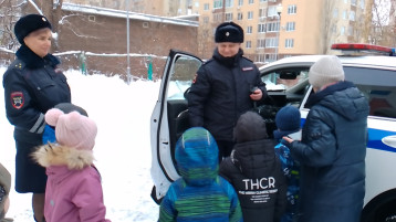 В наш центр развития ребёнка –детский сад №200 16 декабря 2024 года заехала патрульно-постовая машина для проведения профилактического мероприятия по обеспечению детской безопасности на улицах и дорогах нашего города и состоялась встреча ребят с инспекторами полка ДПС Госавтоинспекции Управления МВД России по гор. Саратову. Гости приехали на служебной машине и напомнили детям о правилах безопасного поведения на дорогах, о том, что в машине дети должны находиться в детском кресле. Рассказали о том, где и как нужно ездить на велосипеде. На протяжении всей встречи ребята внимательно слушали старшего инспектора отделения ИАЗ полка ДПС Госавтоинспекции Управления МВД России по гор. Саратову капитана полиции Холобаеву Екатерину Алексеевна и Врио заместителя командира 2 батальона полка ДПС Госавтоинспекции Управления МВД России по гор Саратову капитана полиции Фролова Никиту Алексеевича а и даже задавали интересующие вопросы. Сотрудник полка ДПС продемонстрировали ребятам патрульный автомобиль, на котором ежедневно несут службу дорожные полицейские. Никита Алексеевич показал в действии специальные звуковые и световые устройства, которыми оборудован служебный транспорт. А в завершении, сотрудники полка ДПС разрешили ребятам посидеть в своей машине и даже попробовать себя в роли инспектора. Каждый желающий не только смог посидеть в автомобиле, но и призвать прохожих к соблюдению Правил дорожного движения через громкоговорящее устройство. Мероприятие очень понравилось дошкольникам. В завершении встречи многие ребята выразили желание стать инспекторами полка ДПС, а также пообещали никогда не нарушать Правила дорожного движения. В наш центр развития ребёнка –детский сад №200 16 декабря 2024 года заехала патрульно-постовая машина для проведения профилактического мероприятия по обеспечению детской безопасности на улицах и дорогах нашего города и состоялась встреча ребят с инспекторами полка ДПС Госавтоинспекции Управления МВД России по гор. Саратову. Гости приехали на служебной машине и напомнили детям о правилах безопасного поведения на дорогах, о том, что в машине дети должны находиться в детском кресле. Рассказали о том, где и как нужно ездить на велосипеде. На протяжении всей встречи ребята внимательно слушали старшего инспектора отделения ИАЗ полка ДПС Госавтоинспекции Управления МВД России по гор. Саратову капитана полиции Холобаеву Екатерину Алексеевна и Врио заместителя командира 2 батальона полка ДПС Госавтоинспекции Управления МВД России по гор Саратову капитана полиции Фролова Никиту Алексеевича а и даже задавали интересующие вопросы. Сотрудник полка ДПС продемонстрировали ребятам патрульный автомобиль, на котором ежедневно несут службу дорожные полицейские. Никита Алексеевич показал в действии специальные звуковые и световые устройства, которыми оборудован служебный транспорт. А в завершении, сотрудники полка ДПС разрешили ребятам посидеть в своей машине и даже попробовать себя в роли инспектора. Каждый желающий не только смог посидеть в автомобиле, но и призвать прохожих к соблюдению Правил дорожного движения через громкоговорящее устройство. Мероприятие очень понравилось дошкольникам. В завершении встречи многие ребята выразили желание стать инспекторами полка ДПС, а также пообещали никогда не нарушать Правила дорожного движения. .