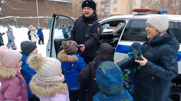 В наш центр развития ребёнка –детский сад №200 16 декабря 2024 года заехала патрульно-постовая машина для проведения профилактического мероприятия по обеспечению детской безопасности на улицах и дорогах нашего города и состоялась встреча ребят с инспекторами полка ДПС Госавтоинспекции Управления МВД России по гор. Саратову. Гости приехали на служебной машине и напомнили детям о правилах безопасного поведения на дорогах, о том, что в машине дети должны находиться в детском кресле. Рассказали о том, где и как нужно ездить на велосипеде. На протяжении всей встречи ребята внимательно слушали старшего инспектора отделения ИАЗ полка ДПС Госавтоинспекции Управления МВД России по гор. Саратову капитана полиции Холобаеву Екатерину Алексеевна и Врио заместителя командира 2 батальона полка ДПС Госавтоинспекции Управления МВД России по гор Саратову капитана полиции Фролова Никиту Алексеевича а и даже задавали интересующие вопросы. Сотрудник полка ДПС продемонстрировали ребятам патрульный автомобиль, на котором ежедневно несут службу дорожные полицейские. Никита Алексеевич показал в действии специальные звуковые и световые устройства, которыми оборудован служебный транспорт. А в завершении, сотрудники полка ДПС разрешили ребятам посидеть в своей машине и даже попробовать себя в роли инспектора. Каждый желающий не только смог посидеть в автомобиле, но и призвать прохожих к соблюдению Правил дорожного движения через громкоговорящее устройство. Мероприятие очень понравилось дошкольникам. В завершении встречи многие ребята выразили желание стать инспекторами полка ДПС, а также пообещали никогда не нарушать Правила дорожного движения. В наш центр развития ребёнка –детский сад №200 16 декабря 2024 года заехала патрульно-постовая машина для проведения профилактического мероприятия по обеспечению детской безопасности на улицах и дорогах нашего города и состоялась встреча ребят с инспекторами полка ДПС Госавтоинспекции Управления МВД России по гор. Саратову. Гости приехали на служебной машине и напомнили детям о правилах безопасного поведения на дорогах, о том, что в машине дети должны находиться в детском кресле. Рассказали о том, где и как нужно ездить на велосипеде. На протяжении всей встречи ребята внимательно слушали старшего инспектора отделения ИАЗ полка ДПС Госавтоинспекции Управления МВД России по гор. Саратову капитана полиции Холобаеву Екатерину Алексеевна и Врио заместителя командира 2 батальона полка ДПС Госавтоинспекции Управления МВД России по гор Саратову капитана полиции Фролова Никиту Алексеевича а и даже задавали интересующие вопросы. Сотрудник полка ДПС продемонстрировали ребятам патрульный автомобиль, на котором ежедневно несут службу дорожные полицейские. Никита Алексеевич показал в действии специальные звуковые и световые устройства, которыми оборудован служебный транспорт. А в завершении, сотрудники полка ДПС разрешили ребятам посидеть в своей машине и даже попробовать себя в роли инспектора. Каждый желающий не только смог посидеть в автомобиле, но и призвать прохожих к соблюдению Правил дорожного движения через громкоговорящее устройство. Мероприятие очень понравилось дошкольникам. В завершении встречи многие ребята выразили желание стать инспекторами полка ДПС, а также пообещали никогда не нарушать Правила дорожного движения. .