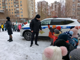 В наш центр развития ребёнка –детский сад №200 16 декабря 2024 года заехала патрульно-постовая машина для проведения профилактического мероприятия по обеспечению детской безопасности на улицах и дорогах нашего города и состоялась встреча ребят с инспекторами полка ДПС Госавтоинспекции Управления МВД России по гор. Саратову. Гости приехали на служебной машине и напомнили детям о правилах безопасного поведения на дорогах, о том, что в машине дети должны находиться в детском кресле. Рассказали о том, где и как нужно ездить на велосипеде. На протяжении всей встречи ребята внимательно слушали старшего инспектора отделения ИАЗ полка ДПС Госавтоинспекции Управления МВД России по гор. Саратову капитана полиции Холобаеву Екатерину Алексеевна и Врио заместителя командира 2 батальона полка ДПС Госавтоинспекции Управления МВД России по гор Саратову капитана полиции Фролова Никиту Алексеевича а и даже задавали интересующие вопросы. Сотрудник полка ДПС продемонстрировали ребятам патрульный автомобиль, на котором ежедневно несут службу дорожные полицейские. Никита Алексеевич показал в действии специальные звуковые и световые устройства, которыми оборудован служебный транспорт. А в завершении, сотрудники полка ДПС разрешили ребятам посидеть в своей машине и даже попробовать себя в роли инспектора. Каждый желающий не только смог посидеть в автомобиле, но и призвать прохожих к соблюдению Правил дорожного движения через громкоговорящее устройство. Мероприятие очень понравилось дошкольникам. В завершении встречи многие ребята выразили желание стать инспекторами полка ДПС, а также пообещали никогда не нарушать Правила дорожного движения. В наш центр развития ребёнка –детский сад №200 16 декабря 2024 года заехала патрульно-постовая машина для проведения профилактического мероприятия по обеспечению детской безопасности на улицах и дорогах нашего города и состоялась встреча ребят с инспекторами полка ДПС Госавтоинспекции Управления МВД России по гор. Саратову. Гости приехали на служебной машине и напомнили детям о правилах безопасного поведения на дорогах, о том, что в машине дети должны находиться в детском кресле. Рассказали о том, где и как нужно ездить на велосипеде. На протяжении всей встречи ребята внимательно слушали старшего инспектора отделения ИАЗ полка ДПС Госавтоинспекции Управления МВД России по гор. Саратову капитана полиции Холобаеву Екатерину Алексеевна и Врио заместителя командира 2 батальона полка ДПС Госавтоинспекции Управления МВД России по гор Саратову капитана полиции Фролова Никиту Алексеевича а и даже задавали интересующие вопросы. Сотрудник полка ДПС продемонстрировали ребятам патрульный автомобиль, на котором ежедневно несут службу дорожные полицейские. Никита Алексеевич показал в действии специальные звуковые и световые устройства, которыми оборудован служебный транспорт. А в завершении, сотрудники полка ДПС разрешили ребятам посидеть в своей машине и даже попробовать себя в роли инспектора. Каждый желающий не только смог посидеть в автомобиле, но и призвать прохожих к соблюдению Правил дорожного движения через громкоговорящее устройство. Мероприятие очень понравилось дошкольникам. В завершении встречи многие ребята выразили желание стать инспекторами полка ДПС, а также пообещали никогда не нарушать Правила дорожного движения. .