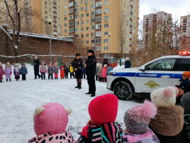 В наш центр развития ребёнка –детский сад №200 16 декабря 2024 года заехала патрульно-постовая машина для проведения профилактического мероприятия по обеспечению детской безопасности на улицах и дорогах нашего города и состоялась встреча ребят с инспекторами полка ДПС Госавтоинспекции Управления МВД России по гор. Саратову. Гости приехали на служебной машине и напомнили детям о правилах безопасного поведения на дорогах, о том, что в машине дети должны находиться в детском кресле. Рассказали о том, где и как нужно ездить на велосипеде. На протяжении всей встречи ребята внимательно слушали старшего инспектора отделения ИАЗ полка ДПС Госавтоинспекции Управления МВД России по гор. Саратову капитана полиции Холобаеву Екатерину Алексеевна и Врио заместителя командира 2 батальона полка ДПС Госавтоинспекции Управления МВД России по гор Саратову капитана полиции Фролова Никиту Алексеевича а и даже задавали интересующие вопросы. Сотрудник полка ДПС продемонстрировали ребятам патрульный автомобиль, на котором ежедневно несут службу дорожные полицейские. Никита Алексеевич показал в действии специальные звуковые и световые устройства, которыми оборудован служебный транспорт. А в завершении, сотрудники полка ДПС разрешили ребятам посидеть в своей машине и даже попробовать себя в роли инспектора. Каждый желающий не только смог посидеть в автомобиле, но и призвать прохожих к соблюдению Правил дорожного движения через громкоговорящее устройство. Мероприятие очень понравилось дошкольникам. В завершении встречи многие ребята выразили желание стать инспекторами полка ДПС, а также пообещали никогда не нарушать Правила дорожного движения. В наш центр развития ребёнка –детский сад №200 16 декабря 2024 года заехала патрульно-постовая машина для проведения профилактического мероприятия по обеспечению детской безопасности на улицах и дорогах нашего города и состоялась встреча ребят с инспекторами полка ДПС Госавтоинспекции Управления МВД России по гор. Саратову. Гости приехали на служебной машине и напомнили детям о правилах безопасного поведения на дорогах, о том, что в машине дети должны находиться в детском кресле. Рассказали о том, где и как нужно ездить на велосипеде. На протяжении всей встречи ребята внимательно слушали старшего инспектора отделения ИАЗ полка ДПС Госавтоинспекции Управления МВД России по гор. Саратову капитана полиции Холобаеву Екатерину Алексеевна и Врио заместителя командира 2 батальона полка ДПС Госавтоинспекции Управления МВД России по гор Саратову капитана полиции Фролова Никиту Алексеевича а и даже задавали интересующие вопросы. Сотрудник полка ДПС продемонстрировали ребятам патрульный автомобиль, на котором ежедневно несут службу дорожные полицейские. Никита Алексеевич показал в действии специальные звуковые и световые устройства, которыми оборудован служебный транспорт. А в завершении, сотрудники полка ДПС разрешили ребятам посидеть в своей машине и даже попробовать себя в роли инспектора. Каждый желающий не только смог посидеть в автомобиле, но и призвать прохожих к соблюдению Правил дорожного движения через громкоговорящее устройство. Мероприятие очень понравилось дошкольникам. В завершении встречи многие ребята выразили желание стать инспекторами полка ДПС, а также пообещали никогда не нарушать Правила дорожного движения. .