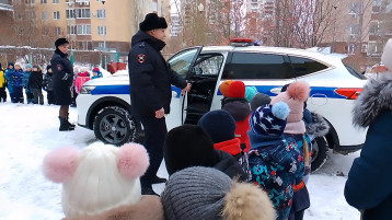 В наш центр развития ребёнка –детский сад №200 16 декабря 2024 года заехала патрульно-постовая машина для проведения профилактического мероприятия по обеспечению детской безопасности на улицах и дорогах нашего города и состоялась встреча ребят с инспекторами полка ДПС Госавтоинспекции Управления МВД России по гор. Саратову. Гости приехали на служебной машине и напомнили детям о правилах безопасного поведения на дорогах, о том, что в машине дети должны находиться в детском кресле. Рассказали о том, где и как нужно ездить на велосипеде. На протяжении всей встречи ребята внимательно слушали старшего инспектора отделения ИАЗ полка ДПС Госавтоинспекции Управления МВД России по гор. Саратову капитана полиции Холобаеву Екатерину Алексеевна и Врио заместителя командира 2 батальона полка ДПС Госавтоинспекции Управления МВД России по гор Саратову капитана полиции Фролова Никиту Алексеевича а и даже задавали интересующие вопросы. Сотрудник полка ДПС продемонстрировали ребятам патрульный автомобиль, на котором ежедневно несут службу дорожные полицейские. Никита Алексеевич показал в действии специальные звуковые и световые устройства, которыми оборудован служебный транспорт. А в завершении, сотрудники полка ДПС разрешили ребятам посидеть в своей машине и даже попробовать себя в роли инспектора. Каждый желающий не только смог посидеть в автомобиле, но и призвать прохожих к соблюдению Правил дорожного движения через громкоговорящее устройство. Мероприятие очень понравилось дошкольникам. В завершении встречи многие ребята выразили желание стать инспекторами полка ДПС, а также пообещали никогда не нарушать Правила дорожного движения. В наш центр развития ребёнка –детский сад №200 16 декабря 2024 года заехала патрульно-постовая машина для проведения профилактического мероприятия по обеспечению детской безопасности на улицах и дорогах нашего города и состоялась встреча ребят с инспекторами полка ДПС Госавтоинспекции Управления МВД России по гор. Саратову. Гости приехали на служебной машине и напомнили детям о правилах безопасного поведения на дорогах, о том, что в машине дети должны находиться в детском кресле. Рассказали о том, где и как нужно ездить на велосипеде. На протяжении всей встречи ребята внимательно слушали старшего инспектора отделения ИАЗ полка ДПС Госавтоинспекции Управления МВД России по гор. Саратову капитана полиции Холобаеву Екатерину Алексеевна и Врио заместителя командира 2 батальона полка ДПС Госавтоинспекции Управления МВД России по гор Саратову капитана полиции Фролова Никиту Алексеевича а и даже задавали интересующие вопросы. Сотрудник полка ДПС продемонстрировали ребятам патрульный автомобиль, на котором ежедневно несут службу дорожные полицейские. Никита Алексеевич показал в действии специальные звуковые и световые устройства, которыми оборудован служебный транспорт. А в завершении, сотрудники полка ДПС разрешили ребятам посидеть в своей машине и даже попробовать себя в роли инспектора. Каждый желающий не только смог посидеть в автомобиле, но и призвать прохожих к соблюдению Правил дорожного движения через громкоговорящее устройство. Мероприятие очень понравилось дошкольникам. В завершении встречи многие ребята выразили желание стать инспекторами полка ДПС, а также пообещали никогда не нарушать Правила дорожного движения. .
