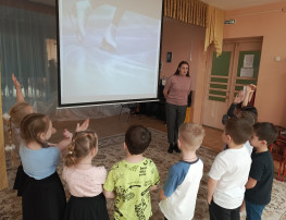 Как же всё- таки прекрасны звуки зимы! Густые хлопья снега, медленно падающие с неба, создают убаюкивающий шелест, который успокаивает и умиротворяет. Скрип снега под ногами заставляет нас замедлить шаг и насладиться моментом, почувствовать морозный воздух на своем лице. Но не только снег наполняет зиму звуками. Ветер, свистящий в проводах и ветвях деревьев, добавляет свои нотки в зимнюю симфонию. Когда в сильный мороз ветки деревьев покрываются инеем, они издают хрустальный звон, похожий на звук колокольчиков. Звуки зимы за окном могут быть разными, но все они наполнены особой магией и очарованием. Они напоминают нам о том, что зима - это не только холод и грусть, но и время чудес и радости. В нашем саду с детьми подготовительной группы было проведено занятие по теме"Звуки зимы". Ребята прослушали музыкальное произведение П. И. Чайковского "У камелька"(январь); А. Вивальди "Зима"; поиграли в игру "Угадай звуки зимы"; вспомнили песни о зиме; девочки исполнили танцевальную композицию "Метелица". А какие звуки зимы вы любите больше всего? Как же всё- таки прекрасны звуки зимы! Густые хлопья снега, медленно падающие с неба, создают убаюкивающий шелест, который успокаивает и умиротворяет. Скрип снега под ногами заставляет нас замедлить шаг и насладиться моментом, почувствовать морозный воздух на своем лице. Но не только снег наполняет зиму звуками. Ветер, свистящий в проводах и ветвях деревьев, добавляет свои нотки в зимнюю симфонию. Когда в сильный мороз ветки деревьев покрываются инеем, они издают хрустальный звон, похожий на звук колокольчиков. Звуки зимы за окном могут быть разными, но все они наполнены особой магией и очарованием. Они напоминают нам о том, что зима - это не только холод и грусть, но и время чудес и радости. В нашем саду с детьми подготовительной группы было проведено занятие по теме"Звуки зимы". Ребята прослушали музыкальное произведение П. И. Чайковского "У камелька"(январь); А. Вивальди "Зима"; поиграли в игру "Угадай звуки зимы"; вспомнили песни о зиме; девочки исполнили танцевальную композицию "Метелица". А какие звуки зимы вы любите больше всего?.