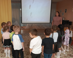 Как же всё- таки прекрасны звуки зимы! Густые хлопья снега, медленно падающие с неба, создают убаюкивающий шелест, который успокаивает и умиротворяет. Скрип снега под ногами заставляет нас замедлить шаг и насладиться моментом, почувствовать морозный воздух на своем лице. Но не только снег наполняет зиму звуками. Ветер, свистящий в проводах и ветвях деревьев, добавляет свои нотки в зимнюю симфонию. Когда в сильный мороз ветки деревьев покрываются инеем, они издают хрустальный звон, похожий на звук колокольчиков. Звуки зимы за окном могут быть разными, но все они наполнены особой магией и очарованием. Они напоминают нам о том, что зима - это не только холод и грусть, но и время чудес и радости. В нашем саду с детьми подготовительной группы было проведено занятие по теме"Звуки зимы". Ребята прослушали музыкальное произведение П. И. Чайковского "У камелька"(январь); А. Вивальди "Зима"; поиграли в игру "Угадай звуки зимы"; вспомнили песни о зиме; девочки исполнили танцевальную композицию "Метелица". А какие звуки зимы вы любите больше всего? Как же всё- таки прекрасны звуки зимы! Густые хлопья снега, медленно падающие с неба, создают убаюкивающий шелест, который успокаивает и умиротворяет. Скрип снега под ногами заставляет нас замедлить шаг и насладиться моментом, почувствовать морозный воздух на своем лице. Но не только снег наполняет зиму звуками. Ветер, свистящий в проводах и ветвях деревьев, добавляет свои нотки в зимнюю симфонию. Когда в сильный мороз ветки деревьев покрываются инеем, они издают хрустальный звон, похожий на звук колокольчиков. Звуки зимы за окном могут быть разными, но все они наполнены особой магией и очарованием. Они напоминают нам о том, что зима - это не только холод и грусть, но и время чудес и радости. В нашем саду с детьми подготовительной группы было проведено занятие по теме"Звуки зимы". Ребята прослушали музыкальное произведение П. И. Чайковского "У камелька"(январь); А. Вивальди "Зима"; поиграли в игру "Угадай звуки зимы"; вспомнили песни о зиме; девочки исполнили танцевальную композицию "Метелица". А какие звуки зимы вы любите больше всего?.