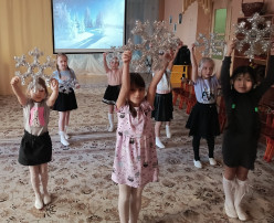 Как же всё- таки прекрасны звуки зимы! Густые хлопья снега, медленно падающие с неба, создают убаюкивающий шелест, который успокаивает и умиротворяет. Скрип снега под ногами заставляет нас замедлить шаг и насладиться моментом, почувствовать морозный воздух на своем лице. Но не только снег наполняет зиму звуками. Ветер, свистящий в проводах и ветвях деревьев, добавляет свои нотки в зимнюю симфонию. Когда в сильный мороз ветки деревьев покрываются инеем, они издают хрустальный звон, похожий на звук колокольчиков. Звуки зимы за окном могут быть разными, но все они наполнены особой магией и очарованием. Они напоминают нам о том, что зима - это не только холод и грусть, но и время чудес и радости. В нашем саду с детьми подготовительной группы было проведено занятие по теме"Звуки зимы". Ребята прослушали музыкальное произведение П. И. Чайковского "У камелька"(январь); А. Вивальди "Зима"; поиграли в игру "Угадай звуки зимы"; вспомнили песни о зиме; девочки исполнили танцевальную композицию "Метелица". А какие звуки зимы вы любите больше всего? Как же всё- таки прекрасны звуки зимы! Густые хлопья снега, медленно падающие с неба, создают убаюкивающий шелест, который успокаивает и умиротворяет. Скрип снега под ногами заставляет нас замедлить шаг и насладиться моментом, почувствовать морозный воздух на своем лице. Но не только снег наполняет зиму звуками. Ветер, свистящий в проводах и ветвях деревьев, добавляет свои нотки в зимнюю симфонию. Когда в сильный мороз ветки деревьев покрываются инеем, они издают хрустальный звон, похожий на звук колокольчиков. Звуки зимы за окном могут быть разными, но все они наполнены особой магией и очарованием. Они напоминают нам о том, что зима - это не только холод и грусть, но и время чудес и радости. В нашем саду с детьми подготовительной группы было проведено занятие по теме"Звуки зимы". Ребята прослушали музыкальное произведение П. И. Чайковского "У камелька"(январь); А. Вивальди "Зима"; поиграли в игру "Угадай звуки зимы"; вспомнили песни о зиме; девочки исполнили танцевальную композицию "Метелица". А какие звуки зимы вы любите больше всего?.