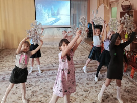 Как же всё- таки прекрасны звуки зимы! Густые хлопья снега, медленно падающие с неба, создают убаюкивающий шелест, который успокаивает и умиротворяет. Скрип снега под ногами заставляет нас замедлить шаг и насладиться моментом, почувствовать морозный воздух на своем лице. Но не только снег наполняет зиму звуками. Ветер, свистящий в проводах и ветвях деревьев, добавляет свои нотки в зимнюю симфонию. Когда в сильный мороз ветки деревьев покрываются инеем, они издают хрустальный звон, похожий на звук колокольчиков. Звуки зимы за окном могут быть разными, но все они наполнены особой магией и очарованием. Они напоминают нам о том, что зима - это не только холод и грусть, но и время чудес и радости. В нашем саду с детьми подготовительной группы было проведено занятие по теме"Звуки зимы". Ребята прослушали музыкальное произведение П. И. Чайковского "У камелька"(январь); А. Вивальди "Зима"; поиграли в игру "Угадай звуки зимы"; вспомнили песни о зиме; девочки исполнили танцевальную композицию "Метелица". А какие звуки зимы вы любите больше всего? Как же всё- таки прекрасны звуки зимы! Густые хлопья снега, медленно падающие с неба, создают убаюкивающий шелест, который успокаивает и умиротворяет. Скрип снега под ногами заставляет нас замедлить шаг и насладиться моментом, почувствовать морозный воздух на своем лице. Но не только снег наполняет зиму звуками. Ветер, свистящий в проводах и ветвях деревьев, добавляет свои нотки в зимнюю симфонию. Когда в сильный мороз ветки деревьев покрываются инеем, они издают хрустальный звон, похожий на звук колокольчиков. Звуки зимы за окном могут быть разными, но все они наполнены особой магией и очарованием. Они напоминают нам о том, что зима - это не только холод и грусть, но и время чудес и радости. В нашем саду с детьми подготовительной группы было проведено занятие по теме"Звуки зимы". Ребята прослушали музыкальное произведение П. И. Чайковского "У камелька"(январь); А. Вивальди "Зима"; поиграли в игру "Угадай звуки зимы"; вспомнили песни о зиме; девочки исполнили танцевальную композицию "Метелица". А какие звуки зимы вы любите больше всего?.