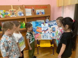 В нашем детском саду воспитанники подготовительной группы «Незабудка» пришли в гости к детям из младшей группы «Одуванчик» и на примере сказки «Золотой ключик» обсудили, можно ли рассказывать информацию о себе незнакомым, о том, что мы должны быть осторожными и не делиться этой информацией с посторонними людьми, особенно в Интернете. В нашем детском саду воспитанники подготовительной группы «Незабудка» пришли в гости к детям из младшей группы «Одуванчик» и на примере сказки «Золотой ключик» обсудили, можно ли рассказывать информацию о себе незнакомым, о том, что мы должны быть осторожными и не делиться этой информацией с посторонними людьми, особенно в Интернете.