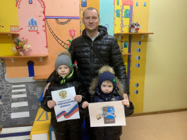 В нашем детском саду воспитанники подготовительной группы «Незабудка» пришли в гости к детям из младшей группы «Одуванчик» и на примере сказки «Золотой ключик» обсудили, можно ли рассказывать информацию о себе незнакомым, о том, что мы должны быть осторожными и не делиться этой информацией с посторонними людьми, особенно в Интернете. В нашем детском саду воспитанники подготовительной группы «Незабудка» пришли в гости к детям из младшей группы «Одуванчик» и на примере сказки «Золотой ключик» обсудили, можно ли рассказывать информацию о себе незнакомым, о том, что мы должны быть осторожными и не делиться этой информацией с посторонними людьми, особенно в Интернете.