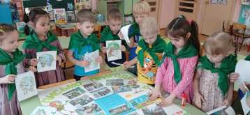 В ходе реализации природоохранного социального - образовательного проекта «Эколята –дошколята» педагогами МДОУ «ЦРР - детский сад №200» Ленинского района г. Саратова воспитанникам и родителям предложено немало интересных дел – акций, викторин, конкурсов, творческих мастерских, подчинённых целям воспитания молодого поколения в духе бережного, ответственного и уважительного отношения к природе, способного решать вопросы рационального использования, защиты и возобновления природных богатств. Вместе с педагогами Эколята - дошколята написали письмо Матушке Природе, в которых они благодарят ее за чистый воздух, лечебные травы, плодородные почвы. Исчезающим растениям и животным дети пообещали узнать больше интересной информации об их жизни, и бережно относится ко всем представителям растительного и животного мира. Ведь Эколёнок – это ребёнок, который защищает и бережёт природу. Ему свойственно доброе, уважительное, внимательное отношение к ней. Педагоги провели с ребятами беседы по темам: «Уроки леса», «Правила поведения в природе», «Природа и я – большие друзья»; читали экологические сказки; играли в дидактические игры «Сортируем мусор», «Экологические знаки», «Где что можно делать» и другие; работали в центрах экспериментирования и в уголках природы; занимались с лэпбуками «Берегите природу», «Вода», кейсами «Во саду ли в огороде», «Экология и мы». Ребята с энтузиазмом обсуждали информацию о важности сортировки мусора, а также приняли к сведению, что каждый человек может сделать свой вклад в защиту природы, как минимум, убирая за собой мусор, а не выбрасывая его в неположенных для этого местах. Подобные мероприятия повышают уровень экологического сознания детей, формируют у малышей понятие, что планета — это наш общий дом, воспитывают любознательность, бережное отношение и любовь к природе, желание её охранять. Человек и природа постоянно находятся в тесном взаимодействии: человек влияет непосредственно на природу, природа дает ему все необходимое. Удивительно сложна и неразрывна взаимосвязь человека и природы, и недооценивать важность таких отношений ни в коем случае нельзя. Люди будущего! Приведите в порядок свою планету! Заботьтесь о природе, ведь она дарит жизнь! Давайте, друзья, в любую погоду Будем беречь родную ПРИРОДУ! И от любви заботливой нашей. Станет земля и богаче, и краше! В ходе реализации природоохранного социального - образовательного проекта «Эколята –дошколята» педагогами МДОУ «ЦРР - детский сад №200» Ленинского района г. Саратова воспитанникам и родителям предложено немало интересных дел – акций, викторин, конкурсов, творческих мастерских, подчинённых целям воспитания молодого поколения в духе бережного, ответственного и уважительного отношения к природе, способного решать вопросы рационального использования, защиты и возобновления природных богатств. Вместе с педагогами Эколята - дошколята написали письмо Матушке Природе, в которых они благодарят ее за чистый воздух, лечебные травы, плодородные почвы. Исчезающим растениям и животным дети пообещали узнать больше интересной информации об их жизни, и бережно относится ко всем представителям растительного и животного мира. Ведь Эколёнок – это ребёнок, который защищает и бережёт природу. Ему свойственно доброе, уважительное, внимательное отношение к ней. Педагоги провели с ребятами беседы по темам: «Уроки леса», «Правила поведения в природе», «Природа и я – большие друзья»; читали экологические сказки; играли в дидактические игры «Сортируем мусор», «Экологические знаки», «Где что можно делать» и другие; работали в центрах экспериментирования и в уголках природы; занимались с лэпбуками «Берегите природу», «Вода», кейсами «Во саду ли в огороде», «Экология и мы». Ребята с энтузиазмом обсуждали информацию о важности сортировки мусора, а также приняли к сведению, что каждый человек может сделать свой вклад в защиту природы, как минимум, убирая за собой мусор, а не выбрасывая его в неположенных для этого местах. Подобные мероприятия повышают уровень экологического сознания детей, формируют у малышей понятие, что планета — это наш общий дом, воспитывают любознательность, бережное отношение и любовь к природе, желание её охранять. Человек и природа постоянно находятся в тесном взаимодействии: человек влияет непосредственно на природу, природа дает ему все необходимое. Удивительно сложна и неразрывна взаимосвязь человека и природы, и недооценивать важность таких отношений ни в коем случае нельзя. Люди будущего! Приведите в порядок свою планету! Заботьтесь о природе, ведь она дарит жизнь! Давайте, друзья, в любую погоду Будем беречь родную ПРИРОДУ! И от любви заботливой нашей. Станет земля и богаче, и краше!.