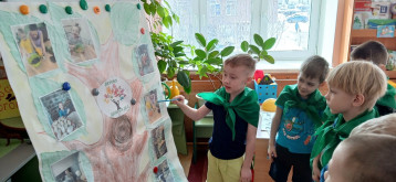 В ходе реализации природоохранного социального - образовательного проекта «Эколята –дошколята» педагогами МДОУ «ЦРР - детский сад №200» Ленинского района г. Саратова воспитанникам и родителям предложено немало интересных дел – акций, викторин, конкурсов, творческих мастерских, подчинённых целям воспитания молодого поколения в духе бережного, ответственного и уважительного отношения к природе, способного решать вопросы рационального использования, защиты и возобновления природных богатств. Вместе с педагогами Эколята - дошколята написали письмо Матушке Природе, в которых они благодарят ее за чистый воздух, лечебные травы, плодородные почвы. Исчезающим растениям и животным дети пообещали узнать больше интересной информации об их жизни, и бережно относится ко всем представителям растительного и животного мира. Ведь Эколёнок – это ребёнок, который защищает и бережёт природу. Ему свойственно доброе, уважительное, внимательное отношение к ней. Педагоги провели с ребятами беседы по темам: «Уроки леса», «Правила поведения в природе», «Природа и я – большие друзья»; читали экологические сказки; играли в дидактические игры «Сортируем мусор», «Экологические знаки», «Где что можно делать» и другие; работали в центрах экспериментирования и в уголках природы; занимались с лэпбуками «Берегите природу», «Вода», кейсами «Во саду ли в огороде», «Экология и мы». Ребята с энтузиазмом обсуждали информацию о важности сортировки мусора, а также приняли к сведению, что каждый человек может сделать свой вклад в защиту природы, как минимум, убирая за собой мусор, а не выбрасывая его в неположенных для этого местах. Подобные мероприятия повышают уровень экологического сознания детей, формируют у малышей понятие, что планета — это наш общий дом, воспитывают любознательность, бережное отношение и любовь к природе, желание её охранять. Человек и природа постоянно находятся в тесном взаимодействии: человек влияет непосредственно на природу, природа дает ему все необходимое. Удивительно сложна и неразрывна взаимосвязь человека и природы, и недооценивать важность таких отношений ни в коем случае нельзя. Люди будущего! Приведите в порядок свою планету! Заботьтесь о природе, ведь она дарит жизнь! Давайте, друзья, в любую погоду Будем беречь родную ПРИРОДУ! И от любви заботливой нашей. Станет земля и богаче, и краше! В ходе реализации природоохранного социального - образовательного проекта «Эколята –дошколята» педагогами МДОУ «ЦРР - детский сад №200» Ленинского района г. Саратова воспитанникам и родителям предложено немало интересных дел – акций, викторин, конкурсов, творческих мастерских, подчинённых целям воспитания молодого поколения в духе бережного, ответственного и уважительного отношения к природе, способного решать вопросы рационального использования, защиты и возобновления природных богатств. Вместе с педагогами Эколята - дошколята написали письмо Матушке Природе, в которых они благодарят ее за чистый воздух, лечебные травы, плодородные почвы. Исчезающим растениям и животным дети пообещали узнать больше интересной информации об их жизни, и бережно относится ко всем представителям растительного и животного мира. Ведь Эколёнок – это ребёнок, который защищает и бережёт природу. Ему свойственно доброе, уважительное, внимательное отношение к ней. Педагоги провели с ребятами беседы по темам: «Уроки леса», «Правила поведения в природе», «Природа и я – большие друзья»; читали экологические сказки; играли в дидактические игры «Сортируем мусор», «Экологические знаки», «Где что можно делать» и другие; работали в центрах экспериментирования и в уголках природы; занимались с лэпбуками «Берегите природу», «Вода», кейсами «Во саду ли в огороде», «Экология и мы». Ребята с энтузиазмом обсуждали информацию о важности сортировки мусора, а также приняли к сведению, что каждый человек может сделать свой вклад в защиту природы, как минимум, убирая за собой мусор, а не выбрасывая его в неположенных для этого местах. Подобные мероприятия повышают уровень экологического сознания детей, формируют у малышей понятие, что планета — это наш общий дом, воспитывают любознательность, бережное отношение и любовь к природе, желание её охранять. Человек и природа постоянно находятся в тесном взаимодействии: человек влияет непосредственно на природу, природа дает ему все необходимое. Удивительно сложна и неразрывна взаимосвязь человека и природы, и недооценивать важность таких отношений ни в коем случае нельзя. Люди будущего! Приведите в порядок свою планету! Заботьтесь о природе, ведь она дарит жизнь! Давайте, друзья, в любую погоду Будем беречь родную ПРИРОДУ! И от любви заботливой нашей. Станет земля и богаче, и краше!.