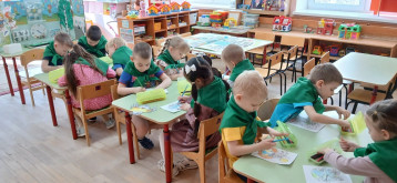 В ходе реализации природоохранного социального - образовательного проекта «Эколята –дошколята» педагогами МДОУ «ЦРР - детский сад №200» Ленинского района г. Саратова воспитанникам и родителям предложено немало интересных дел – акций, викторин, конкурсов, творческих мастерских, подчинённых целям воспитания молодого поколения в духе бережного, ответственного и уважительного отношения к природе, способного решать вопросы рационального использования, защиты и возобновления природных богатств. Вместе с педагогами Эколята - дошколята написали письмо Матушке Природе, в которых они благодарят ее за чистый воздух, лечебные травы, плодородные почвы. Исчезающим растениям и животным дети пообещали узнать больше интересной информации об их жизни, и бережно относится ко всем представителям растительного и животного мира. Ведь Эколёнок – это ребёнок, который защищает и бережёт природу. Ему свойственно доброе, уважительное, внимательное отношение к ней. Педагоги провели с ребятами беседы по темам: «Уроки леса», «Правила поведения в природе», «Природа и я – большие друзья»; читали экологические сказки; играли в дидактические игры «Сортируем мусор», «Экологические знаки», «Где что можно делать» и другие; работали в центрах экспериментирования и в уголках природы; занимались с лэпбуками «Берегите природу», «Вода», кейсами «Во саду ли в огороде», «Экология и мы». Ребята с энтузиазмом обсуждали информацию о важности сортировки мусора, а также приняли к сведению, что каждый человек может сделать свой вклад в защиту природы, как минимум, убирая за собой мусор, а не выбрасывая его в неположенных для этого местах. Подобные мероприятия повышают уровень экологического сознания детей, формируют у малышей понятие, что планета — это наш общий дом, воспитывают любознательность, бережное отношение и любовь к природе, желание её охранять. Человек и природа постоянно находятся в тесном взаимодействии: человек влияет непосредственно на природу, природа дает ему все необходимое. Удивительно сложна и неразрывна взаимосвязь человека и природы, и недооценивать важность таких отношений ни в коем случае нельзя. Люди будущего! Приведите в порядок свою планету! Заботьтесь о природе, ведь она дарит жизнь! Давайте, друзья, в любую погоду Будем беречь родную ПРИРОДУ! И от любви заботливой нашей. Станет земля и богаче, и краше! В ходе реализации природоохранного социального - образовательного проекта «Эколята –дошколята» педагогами МДОУ «ЦРР - детский сад №200» Ленинского района г. Саратова воспитанникам и родителям предложено немало интересных дел – акций, викторин, конкурсов, творческих мастерских, подчинённых целям воспитания молодого поколения в духе бережного, ответственного и уважительного отношения к природе, способного решать вопросы рационального использования, защиты и возобновления природных богатств. Вместе с педагогами Эколята - дошколята написали письмо Матушке Природе, в которых они благодарят ее за чистый воздух, лечебные травы, плодородные почвы. Исчезающим растениям и животным дети пообещали узнать больше интересной информации об их жизни, и бережно относится ко всем представителям растительного и животного мира. Ведь Эколёнок – это ребёнок, который защищает и бережёт природу. Ему свойственно доброе, уважительное, внимательное отношение к ней. Педагоги провели с ребятами беседы по темам: «Уроки леса», «Правила поведения в природе», «Природа и я – большие друзья»; читали экологические сказки; играли в дидактические игры «Сортируем мусор», «Экологические знаки», «Где что можно делать» и другие; работали в центрах экспериментирования и в уголках природы; занимались с лэпбуками «Берегите природу», «Вода», кейсами «Во саду ли в огороде», «Экология и мы». Ребята с энтузиазмом обсуждали информацию о важности сортировки мусора, а также приняли к сведению, что каждый человек может сделать свой вклад в защиту природы, как минимум, убирая за собой мусор, а не выбрасывая его в неположенных для этого местах. Подобные мероприятия повышают уровень экологического сознания детей, формируют у малышей понятие, что планета — это наш общий дом, воспитывают любознательность, бережное отношение и любовь к природе, желание её охранять. Человек и природа постоянно находятся в тесном взаимодействии: человек влияет непосредственно на природу, природа дает ему все необходимое. Удивительно сложна и неразрывна взаимосвязь человека и природы, и недооценивать важность таких отношений ни в коем случае нельзя. Люди будущего! Приведите в порядок свою планету! Заботьтесь о природе, ведь она дарит жизнь! Давайте, друзья, в любую погоду Будем беречь родную ПРИРОДУ! И от любви заботливой нашей. Станет земля и богаче, и краше!.