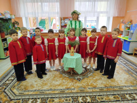 Весна – прекрасное время года. Русский народ всегда очень серьезно относился к весне. Весну очень ждали, встречали, закликали, чтобы пришла она с теплом, с хорошей погодой, с водой. Народный праздник Василий Капельник отмечается 13 марта. В православном календаре это дата почтения памяти преподобного Василия Декаполита. Название связано с весенней капелью, в этот день повсюду доносится звук падающих капель от растаявшего снега на крышах. Наши предки провожали зиму и готовились ко встрече с тёплой весной. В этот день хозяйки выпекали калачи для родственников и друзей. 13 марта для детей старшей группы "Подсолнух" было организовано мероприятие с целью продолжать формировать интерес к народным традициям и духовным ценностям русского народа. Продолжать знакомить с народным календарём, народными приметами. Педагоги рассказали детям историю праздника, приметы и традиции. Состоялась встреча с Весной, которая предложила поиграть в игры:"Кораблики",«Ручеек», «Донеси капельку», загадывали загадки. Праздник прошел в веселой, радостной и доброжелательной обстановке Весна – прекрасное время года. Русский народ всегда очень серьезно относился к весне. Весну очень ждали, встречали, закликали, чтобы пришла она с теплом, с хорошей погодой, с водой. Народный праздник Василий Капельник отмечается 13 марта. В православном календаре это дата почтения памяти преподобного Василия Декаполита. Название связано с весенней капелью, в этот день повсюду доносится звук падающих капель от растаявшего снега на крышах. Наши предки провожали зиму и готовились ко встрече с тёплой весной. В этот день хозяйки выпекали калачи для родственников и друзей. 13 марта для детей старшей группы "Подсолнух" было организовано мероприятие с целью продолжать формировать интерес к народным традициям и духовным ценностям русского народа. Продолжать знакомить с народным календарём, народными приметами. Педагоги рассказали детям историю праздника, приметы и традиции. Состоялась встреча с Весной, которая предложила поиграть в игры:"Кораблики",«Ручеек», «Донеси капельку», загадывали загадки. Праздник прошел в веселой, радостной и доброжелательной обстановке.