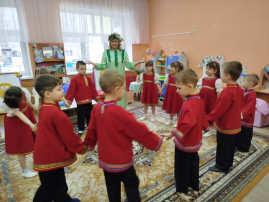 Весна – прекрасное время года. Русский народ всегда очень серьезно относился к весне. Весну очень ждали, встречали, закликали, чтобы пришла она с теплом, с хорошей погодой, с водой. Народный праздник Василий Капельник отмечается 13 марта. В православном календаре это дата почтения памяти преподобного Василия Декаполита. Название связано с весенней капелью, в этот день повсюду доносится звук падающих капель от растаявшего снега на крышах. Наши предки провожали зиму и готовились ко встрече с тёплой весной. В этот день хозяйки выпекали калачи для родственников и друзей. 13 марта для детей старшей группы "Подсолнух" было организовано мероприятие с целью продолжать формировать интерес к народным традициям и духовным ценностям русского народа. Продолжать знакомить с народным календарём, народными приметами. Педагоги рассказали детям историю праздника, приметы и традиции. Состоялась встреча с Весной, которая предложила поиграть в игры:"Кораблики",«Ручеек», «Донеси капельку», загадывали загадки. Праздник прошел в веселой, радостной и доброжелательной обстановке Весна – прекрасное время года. Русский народ всегда очень серьезно относился к весне. Весну очень ждали, встречали, закликали, чтобы пришла она с теплом, с хорошей погодой, с водой. Народный праздник Василий Капельник отмечается 13 марта. В православном календаре это дата почтения памяти преподобного Василия Декаполита. Название связано с весенней капелью, в этот день повсюду доносится звук падающих капель от растаявшего снега на крышах. Наши предки провожали зиму и готовились ко встрече с тёплой весной. В этот день хозяйки выпекали калачи для родственников и друзей. 13 марта для детей старшей группы "Подсолнух" было организовано мероприятие с целью продолжать формировать интерес к народным традициям и духовным ценностям русского народа. Продолжать знакомить с народным календарём, народными приметами. Педагоги рассказали детям историю праздника, приметы и традиции. Состоялась встреча с Весной, которая предложила поиграть в игры:"Кораблики",«Ручеек», «Донеси капельку», загадывали загадки. Праздник прошел в веселой, радостной и доброжелательной обстановке.