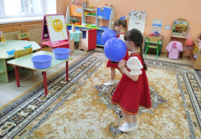 Весна – прекрасное время года. Русский народ всегда очень серьезно относился к весне. Весну очень ждали, встречали, закликали, чтобы пришла она с теплом, с хорошей погодой, с водой. Народный праздник Василий Капельник отмечается 13 марта. В православном календаре это дата почтения памяти преподобного Василия Декаполита. Название связано с весенней капелью, в этот день повсюду доносится звук падающих капель от растаявшего снега на крышах. Наши предки провожали зиму и готовились ко встрече с тёплой весной. В этот день хозяйки выпекали калачи для родственников и друзей. 13 марта для детей старшей группы "Подсолнух" было организовано мероприятие с целью продолжать формировать интерес к народным традициям и духовным ценностям русского народа. Продолжать знакомить с народным календарём, народными приметами. Педагоги рассказали детям историю праздника, приметы и традиции. Состоялась встреча с Весной, которая предложила поиграть в игры:"Кораблики",«Ручеек», «Донеси капельку», загадывали загадки. Праздник прошел в веселой, радостной и доброжелательной обстановке Весна – прекрасное время года. Русский народ всегда очень серьезно относился к весне. Весну очень ждали, встречали, закликали, чтобы пришла она с теплом, с хорошей погодой, с водой. Народный праздник Василий Капельник отмечается 13 марта. В православном календаре это дата почтения памяти преподобного Василия Декаполита. Название связано с весенней капелью, в этот день повсюду доносится звук падающих капель от растаявшего снега на крышах. Наши предки провожали зиму и готовились ко встрече с тёплой весной. В этот день хозяйки выпекали калачи для родственников и друзей. 13 марта для детей старшей группы "Подсолнух" было организовано мероприятие с целью продолжать формировать интерес к народным традициям и духовным ценностям русского народа. Продолжать знакомить с народным календарём, народными приметами. Педагоги рассказали детям историю праздника, приметы и традиции. Состоялась встреча с Весной, которая предложила поиграть в игры:"Кораблики",«Ручеек», «Донеси капельку», загадывали загадки. Праздник прошел в веселой, радостной и доброжелательной обстановке.
