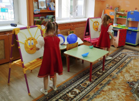 Весна – прекрасное время года. Русский народ всегда очень серьезно относился к весне. Весну очень ждали, встречали, закликали, чтобы пришла она с теплом, с хорошей погодой, с водой. Народный праздник Василий Капельник отмечается 13 марта. В православном календаре это дата почтения памяти преподобного Василия Декаполита. Название связано с весенней капелью, в этот день повсюду доносится звук падающих капель от растаявшего снега на крышах. Наши предки провожали зиму и готовились ко встрече с тёплой весной. В этот день хозяйки выпекали калачи для родственников и друзей. 13 марта для детей старшей группы "Подсолнух" было организовано мероприятие с целью продолжать формировать интерес к народным традициям и духовным ценностям русского народа. Продолжать знакомить с народным календарём, народными приметами. Педагоги рассказали детям историю праздника, приметы и традиции. Состоялась встреча с Весной, которая предложила поиграть в игры:"Кораблики",«Ручеек», «Донеси капельку», загадывали загадки. Праздник прошел в веселой, радостной и доброжелательной обстановке Весна – прекрасное время года. Русский народ всегда очень серьезно относился к весне. Весну очень ждали, встречали, закликали, чтобы пришла она с теплом, с хорошей погодой, с водой. Народный праздник Василий Капельник отмечается 13 марта. В православном календаре это дата почтения памяти преподобного Василия Декаполита. Название связано с весенней капелью, в этот день повсюду доносится звук падающих капель от растаявшего снега на крышах. Наши предки провожали зиму и готовились ко встрече с тёплой весной. В этот день хозяйки выпекали калачи для родственников и друзей. 13 марта для детей старшей группы "Подсолнух" было организовано мероприятие с целью продолжать формировать интерес к народным традициям и духовным ценностям русского народа. Продолжать знакомить с народным календарём, народными приметами. Педагоги рассказали детям историю праздника, приметы и традиции. Состоялась встреча с Весной, которая предложила поиграть в игры:"Кораблики",«Ручеек», «Донеси капельку», загадывали загадки. Праздник прошел в веселой, радостной и доброжелательной обстановке.
